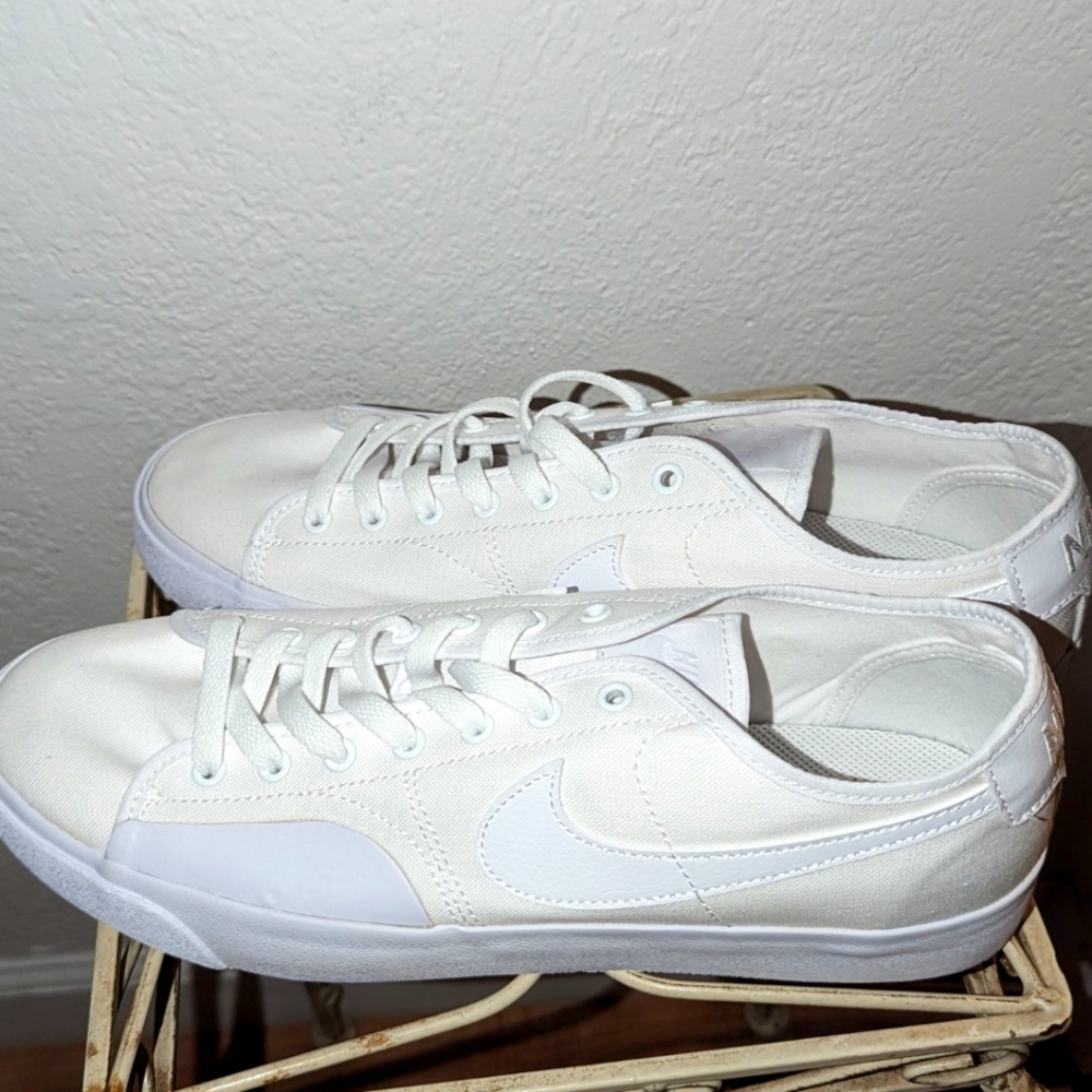 Men's Nike size 10 white shoes